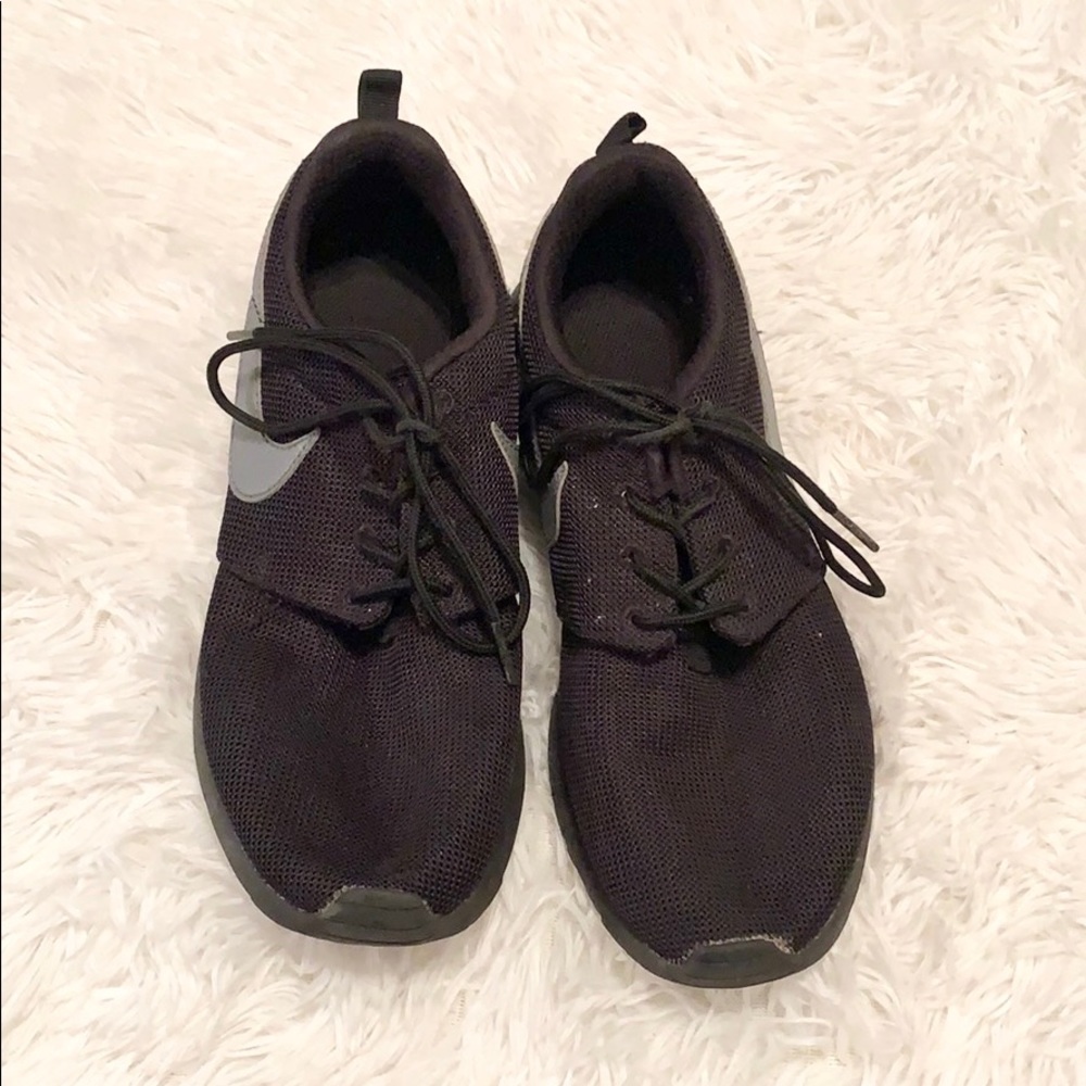 Nike black roche sneakers size 7